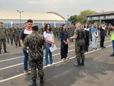 Alunos voluntários e diretor recebem homenagem no quartel do Tiro de Guerra de Leme | Foto: Divulgação