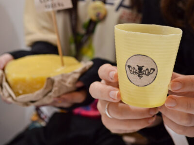 Um dos destaques da mostra é o copo biodegradável de cera de abelha e amido de milho, finalista da 15ª Feteps l Foto: Roberto Sungi