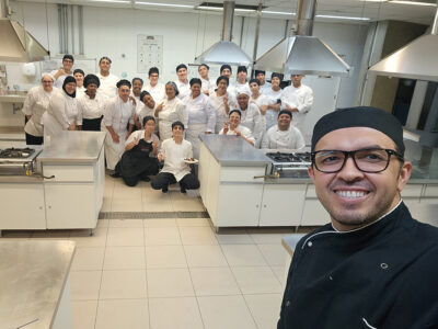 Com os alunos, Claudio Arcanjo coordenou os trabalhos e organizou as receitas que compõem a publicação | Foto: Divulgação