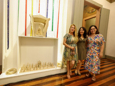 Rosemary Bueno, Adriana Perroni Ballerini e Erika Sena, na abertura da exposição, no Museu Solar do Barão l Foto: Divulgação