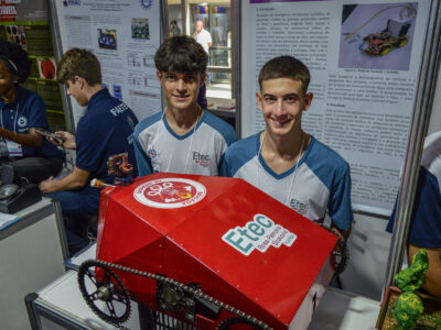 Criação de Lucas de Moraes e Henrique Ávila o equipamento pode atuar por controle remoto ou autonomamente | Foto: Roberto Sungi