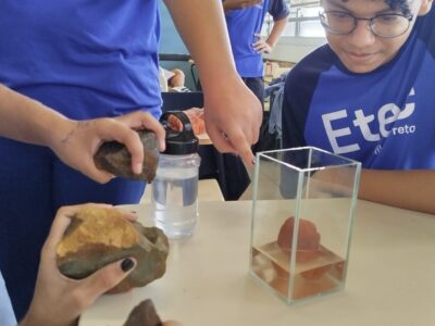 Alunos utilizarão amostras da rocha porosa que compõe o aquífero para demonstrar como a água se infiltra no subsolo | Foto: Denise Vieira