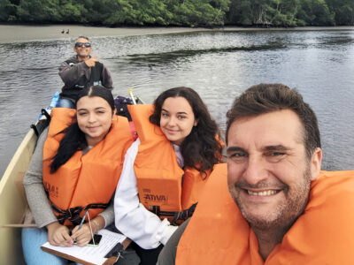 O professor Rodrigo em trabalho de campo sobre os guarás, com as alunas Alice (de branco) e Heloisa e o barqueiro Nélio | Foto: Rodrigo Ferraz