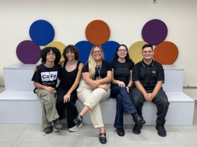 A partir da esq., Felipe, Isabella, a orientadora Nathane, Luana e Deryck: projeto sobre moda circular é finalista na 8ª Onda | Foto: Divulgação