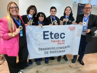 Entre a orientadora Nathane (à esq.) e o Diretor Vinícius, os alunos Isabella, Felipe, Deryck e Luana na premiação | Foto: Divulgação