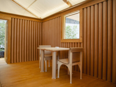 Interior da Paper Log House: experiência internacional para cinco estudantes da Etec Itaquera II | Foto: Thiago Minoru