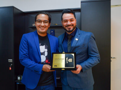 Ex-aluno da instituição e sócio da empresa, Victor Haruo entregou homenagem ao vice-diretor-superintendente do CPS | Foto: Roberto Sungi