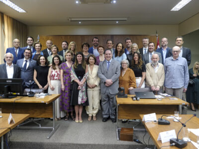 Integrantes do Conselho Estadual de Educação de São Paulo posam em sessão plenária especial | Foto: Divulgação CEE-SP