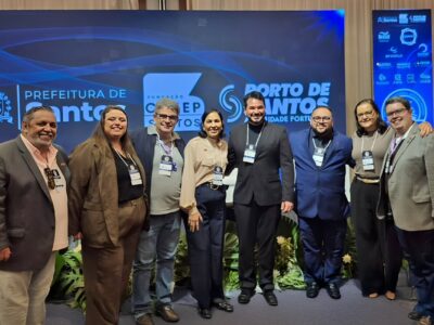 Vice-presidente do Centro Paula Souza, Maycon Geres (de preto, ao centro) fez a palestra de abertura do evento em Santos l Foto: Divulgação