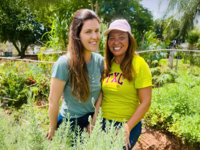 À esq, Ana Eliza Lima e, à dir., Karem Narimatsu: fortalecendo conhecimento de plantas medicinais | Foto: Divulgação