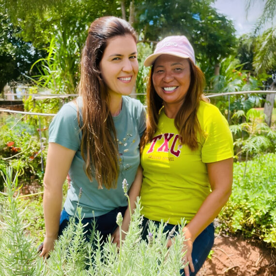 À esq, Ana Eliza Lima e, à dir., Karem Narimatsu: fortalecendo conhecimento de plantas medicinais | Foto: Divulgação