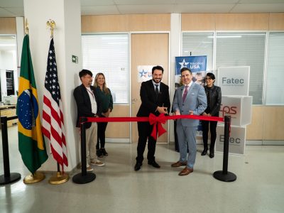 Ao lado do Cônsul Geral dos Estados Unidos, o vice-presidente do CPS (à esq.) corta a faixa inaugural do EducationUSA | Foto: Matheus Avelar