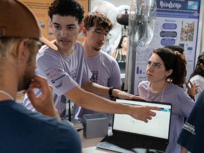 Alunos apresentando o projeto SMDT na Febrace 2026