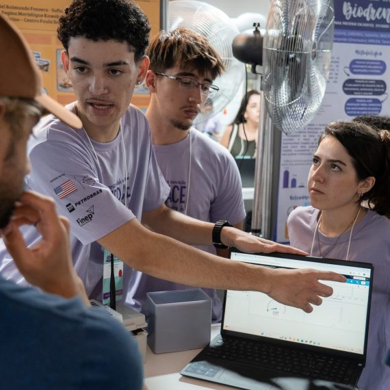Alunos apresentando o projeto SMDT na Febrace 2026
