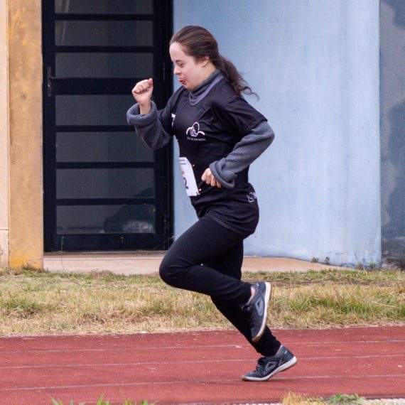 Portadora de Síndrome de Down, Giovana Carvalho participou de sua primeira corrida de revezamento | Foto: Fernando Blade