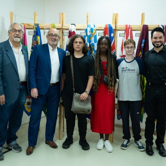 Vezio Nardini, do Circolo Toscano, Clóvis Dias e Maycon Geres com os três estudantes premiados em evento no CPS | Foto: Matheus Avelar