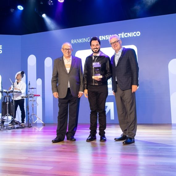 O vice-presidente do CPS, Maycon Geres, entre Humberto Casagrande, CEO do CIEE , à dir., e José Augusto Minarelli, presidente do conselho de administração, à esq. | Foto: Divulgação