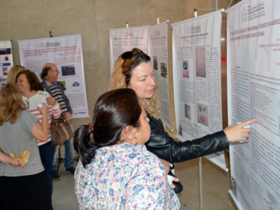 Participantes observam exposição de banners durante o primeiro dia do evento | Foto: Divulgação