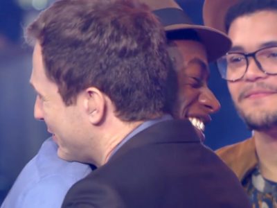 Jota.Pê recebeu um abraço do apresentador Tiago Leifert após o anúncio de Lulu Santos | Foto: Reprodução/TV Globo
