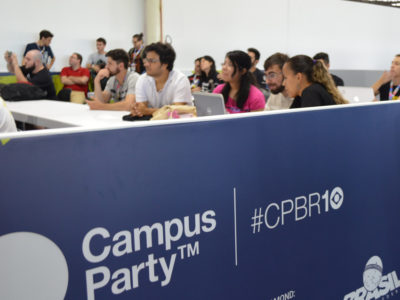 Visitantes da Campus Party assistem a atividade promovida pelo Centro Paula Souza na feira em 2017