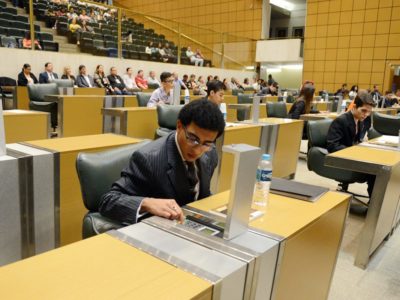 Jovens parlamentares durante simulação de votação em sessão plenária na Assembleia Legislativa de São Paulo | Foto: Divulgação