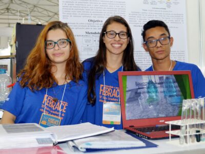 Vitória, Elizandra e Kaíque durante apresentação do projeto vencedor da 16ª edição da Febrace | Foto: Divulgação
