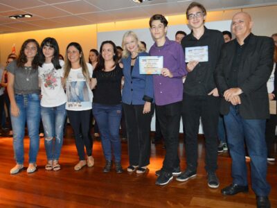 Laura Laganá entrega prêmio de primeiro lugar aos autores do projeto Cottroca | Foto: Divulgação