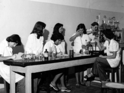 Laboratório de Química da Etec Carlos de Campos, localizada no bairro do Brás, em foto de 1977 | Foto: Acervo CPS