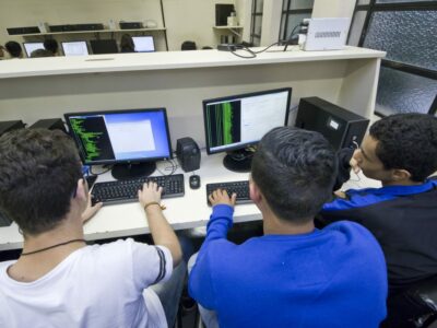 Estudantes deverão montar equipes de três pessoas para realizar as provas em sua Etec| Foto: Gastão Guedes/Divulgação