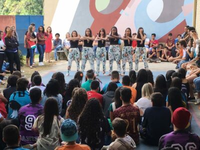 Estudantes da Etec de Campo Limpo Paulista durante apresentação de dança em comemoração à Semana Paulo Freire | Foto: Divulgação