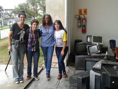 Diretora da Etec Pirituba, Eliane Malzete (de azul), e alunas voluntárias durante a campanha de 2017 l Foto: Divulgação