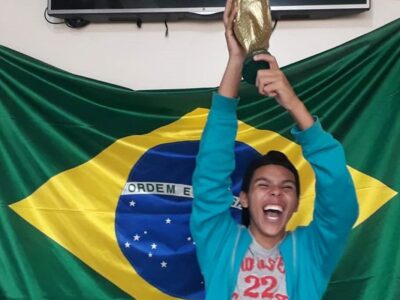 Aluno da Etec Prof. Alcídio de Souza Prado, de Orlândia, brinca de levantar a taça da Copa do Mundo | Foto: Divulgação