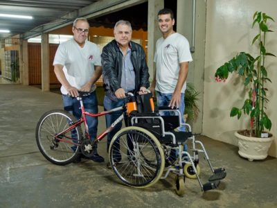 Alunos Carlos Aparecido Costa e Rafael Basqueira exibem o projeto com o professor Jorge Giorgiano (centro) | Foto: Divulgação