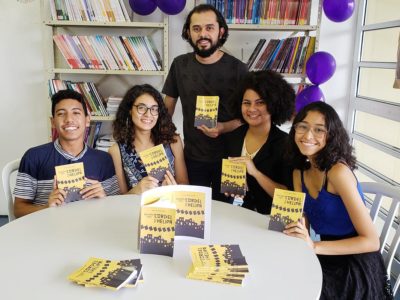 Professor Fagner Araújo (centro) exibe exemplar do livro na biblioteca da Etec ao lado de alunos participantes do projeto | Foto: Divulgação