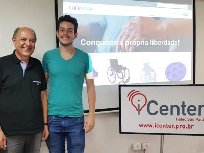 Aluno Renan Capeletto apresenta o site Liberstore ao lado do professor Antonio Celso Duarte no iCenter da Fatec São Paulo