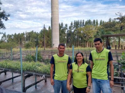 Alunos Rogério Claudino, Selma Sartori e Anderson Fermiano na plantação de mudas do projeto l Divulgação