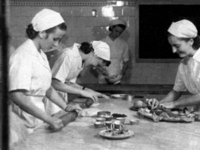 Aula prática do primeiro curso de Nutrição, em 1940, no antigo Instituto Profissional Feminino, atual Etec Carlos de Campos | Foto: Arquivo