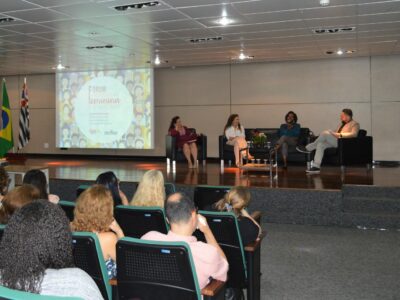 Consultora de negócios Denise Damiani, psicóloga Mara Sampaio e professora Joana Félix compõem mesa | Foto: Divulgação