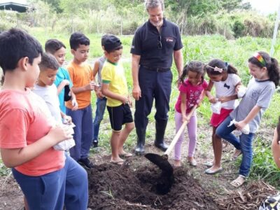 Professor Pedro Jacob ensina crianças de escolas da região a fazer compostagem e a cuidar da horta orgânica l Foto: Divulgação