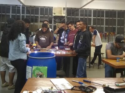 Estudantes fazem triagem de resíduos eletrônicos que podem ser reaproveitados nos trabalhos de conclusão de curso l Foto: Divulgação