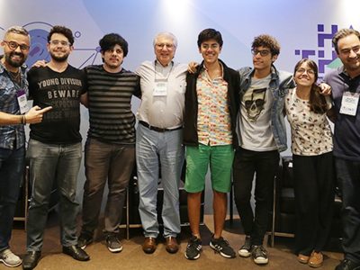 Lucas Adriano (sexto a partir da esquerda) durante entrega do prêmio aos integrantes da equipe vencedora | Foto: Divulgação