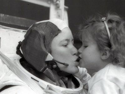 Anna e uma de suas filhas, Kristin: na década de 80, a astronauta se tornou a primeira mãe a ir ao espaço l Foto: Divulgação/Nasa