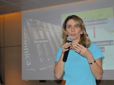 A presidente executiva do Instituto Palavra Aberta, Patrícia Blanco, falou a um grupo de mais de cem professores | Foto: Divulgação
