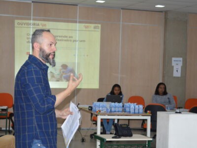 O ouvidor Daniel Serafim coordenou o workshop realizado com funcionários para celebrar os 20 anos do departamento | Foto: Divulgação