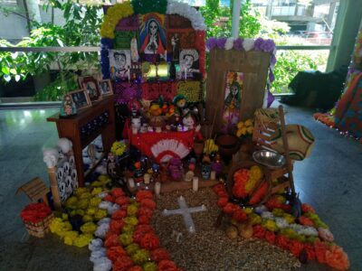 Altar da Fatec Jundiaí, que homenageou Mazzaropi e Cantinflas, foi um dos vencedores da 2ª edição do concurso | Foto: Divulgação