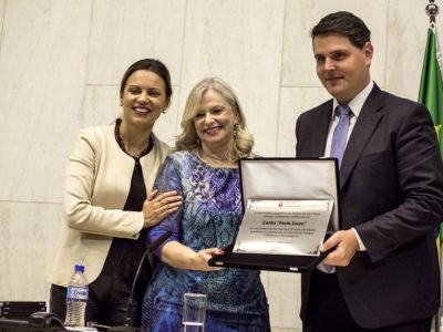 Laura Laganá recebe placa comemorativa em homenagem ao cinquentenário da instituição | Foto: Gastão Guedes