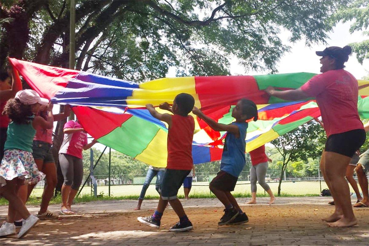 Crianças praticam atividade lúdica proposta por equipes da IPA Brasil, parceira do CPS na oferta da formação| Foto: Belisa Pereira