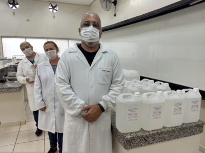 Professores da Fatec Jaboticabal produziram 1,2 mil litros de álcool 70 líquido nos laboratórios da unidade l Foto: Divulgação