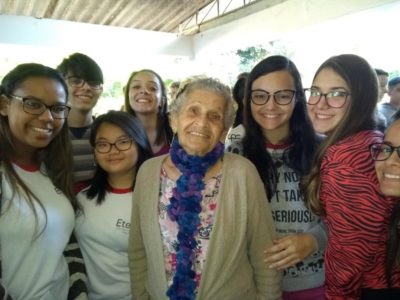Visita de estudantes da Etec de Porto Ferreira a uma casa de idosos do município, em 2019, inspirou livro | Foto: Divulgação