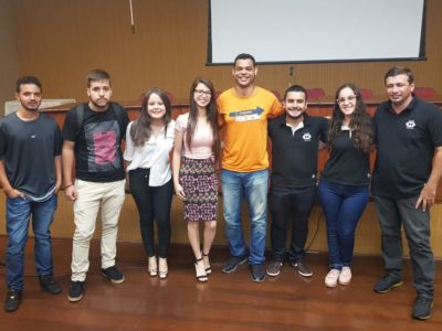 Danilo (de laranja), professor Antonio Pepece (último à direita) e parte dos estudantes fundadores da InterGestão Jr l Foto: Divulgação